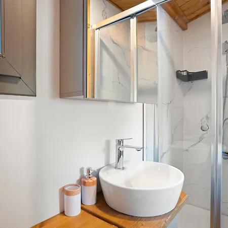 Ozzy Tiny House- Woo * Urla